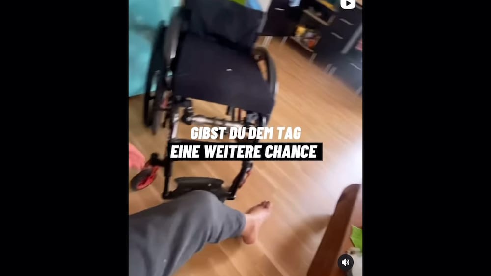 Zu Boden gestürzt - zurück in den Rollstuhl kämpfen