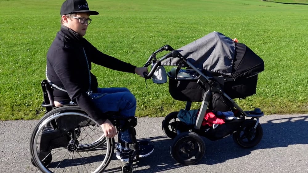 Kinderwagen Schieben im Rollstuhl
